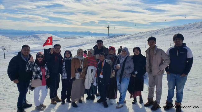 9 bin 87 kilometre uzaklıktan gelen Endonezyalı turistler Erciyes'e hayran kaldı