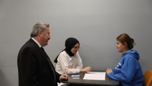 Başkan Palancıoğlu kütüphanede gençlerle sohbet etti