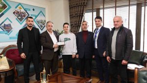 Başkan Yalçın Türkiye 2.'si boksörü ağırladı