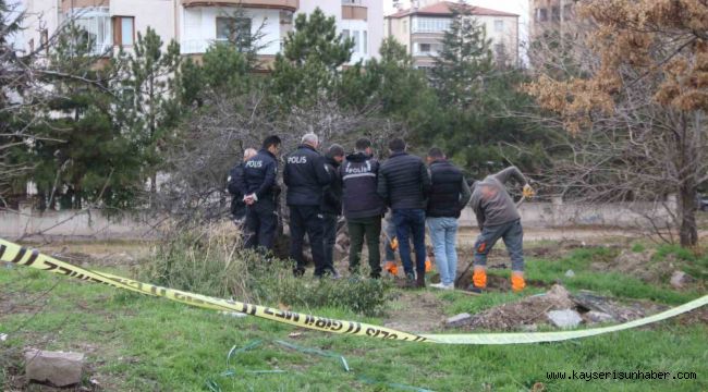 Boş arazide dua eden şahıs ekipleri harekete geçirdi