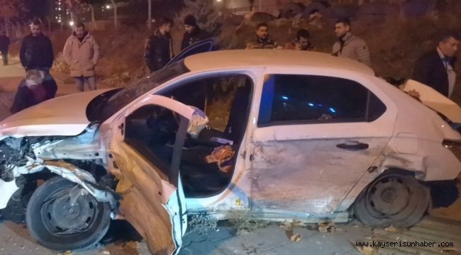 Kayseri'de feci kaza: Araçta sıkışan şoförü ekipler çıkardı