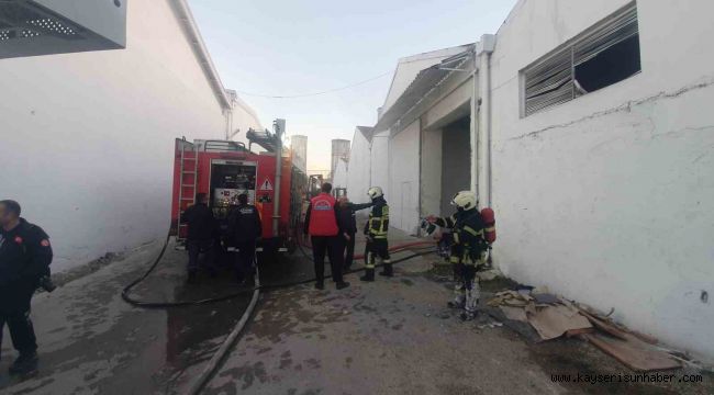 Kayseri'de iş yeri deposunda çıkan yangını itfaiye söndürdü