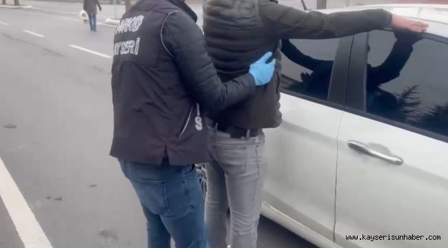 Kayseri'de uyuşturucu tacirlerine suçüstü: 2.7 kilo uyuşturucu madde ele geçirildi