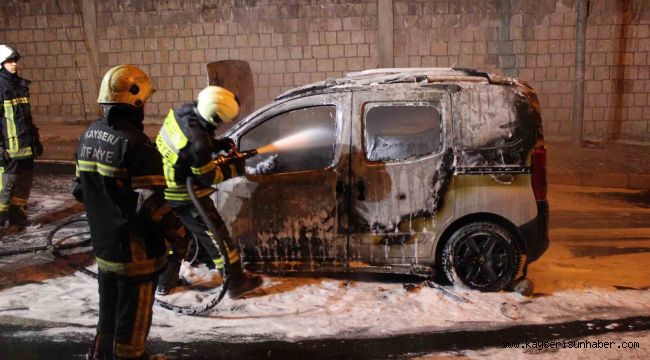 Kayseri'de yanan hafif ticari araç kullanılamaz hale geldi