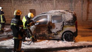 Kayseri'de yanan hafif ticari araç kullanılamaz hale geldi