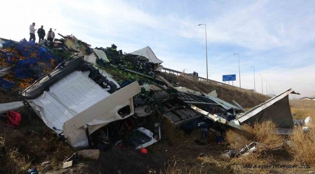 Otomobille çarpışan meyve yüklü tır şarampole devrildi