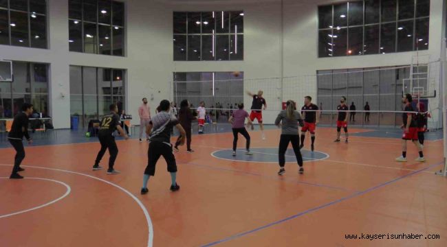 Sağlıkçılar voleybol turnuvasında stres atıyor