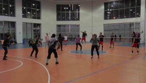 Sağlıkçılar voleybol turnuvasında stres atıyor