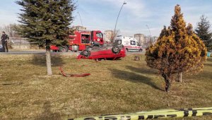 Takla atan otomobil parka savruldu