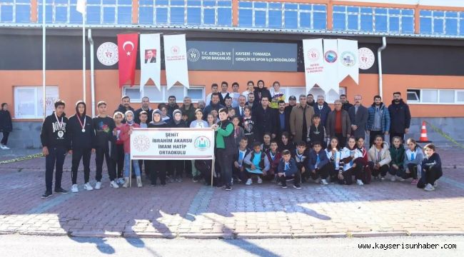 Tomarza'da 100. Yıl Atatürk Koşusu yapıldı