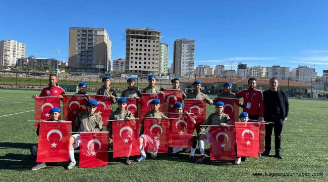 U-16 Ligi maçında futbolcular sahaya kamuflaj ile çıktı