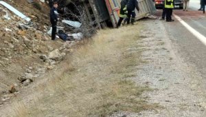 Yahyalı'da kamyon şarampole devrildi: 1 yaralı