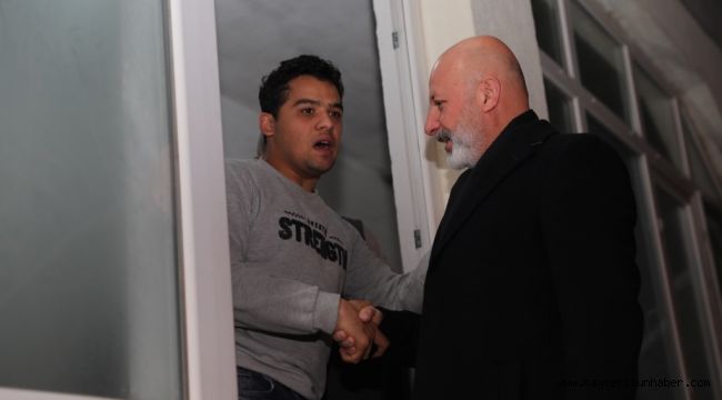 Başkan Çolakbayrakdar, engelli gencin yüzünü güldürdü