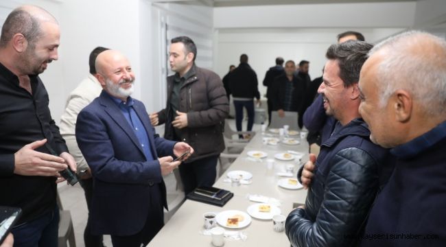 Başkan Çolakbayrakdar ve vatandaş arasında tebessüm dolu diyalog