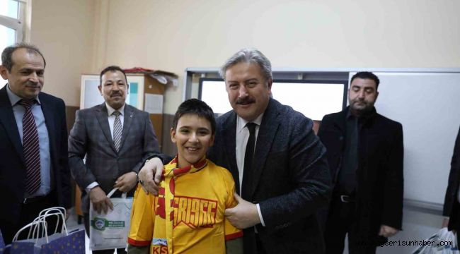 Başkan Palancıoğlu, öğrencilerin karne heyecanına ortak oldu