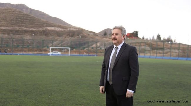 Başkan Palancıoğlu'ndan gençlere yeni futbol sahası