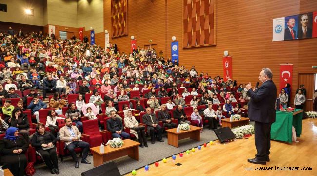 Başkan Yalçın çocukların tiyatro sevincine ortak oldu