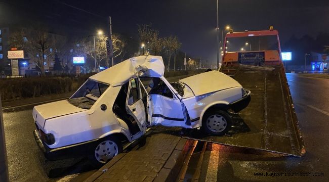 Direğe çarpan otomobil ortadan ikiye büküldü: 4 yaralı