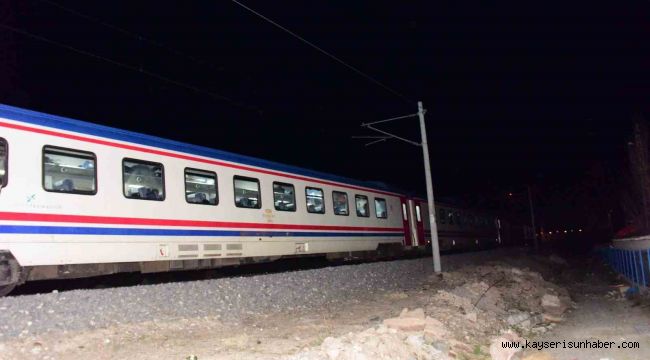 Doğu Ekspresi hafif ticari araca çarptı, demiryolu 1 saat ulaşıma kapandı