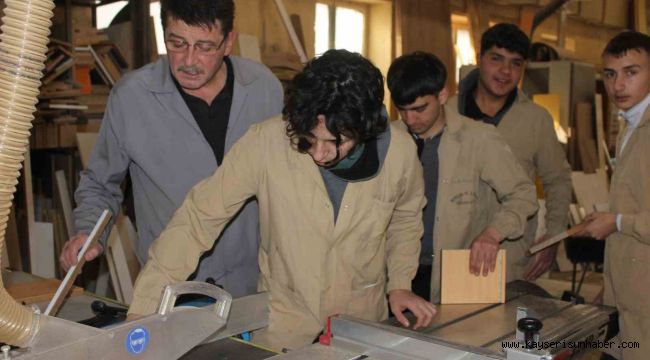 Fabrika gibi okul: 1 yılda 12 milyon TL ciro yaptılar