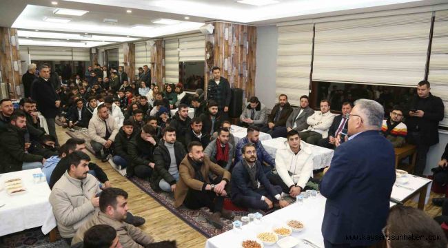 Gençlerle sıcak ve samimi sohbet