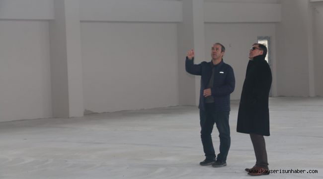 Gençlik ve Spor İl Müdürü Kabakcı, Sarıoğlan Spor Salonu'nda incelemeler bulundu