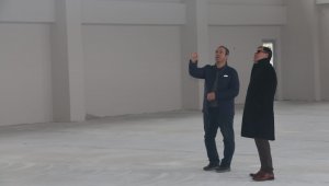 Gençlik ve Spor İl Müdürü Kabakcı, Sarıoğlan Spor Salonu'nda incelemeler bulundu
