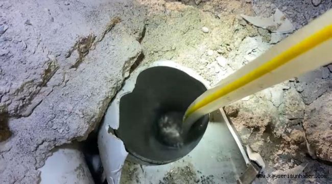 Gider borusunda mahsur kalan kedi böyle kurtarıldı