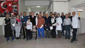 Hem üretiyorlar hem boyuyorlar