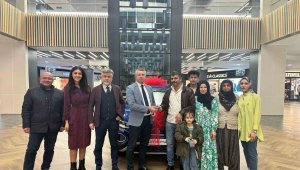 KUMSMALL talihlisi otomobilini aldı