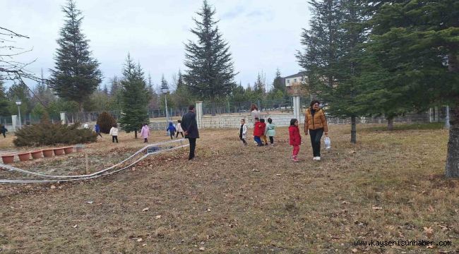 Minik öğrenciler sokak hayvanlarına mama bıraktı