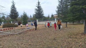 Minik öğrenciler sokak hayvanlarına mama bıraktı