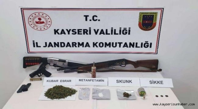 Operasyon yapılan evden uyuşturucu, silah ve tarihi eser ele geçirildi