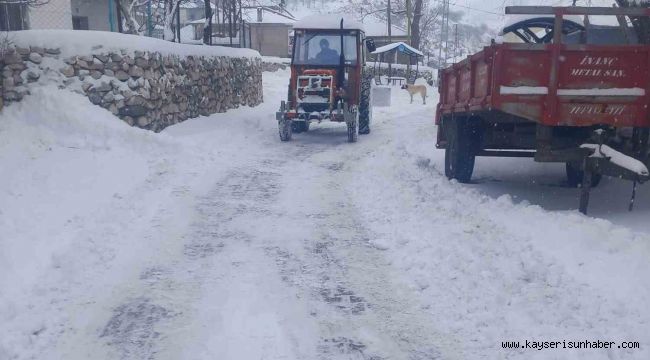 Örnek muhtar, kardan kapanan yolları kendi imkanlarıyla temizledi