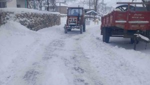 Örnek muhtar, kardan kapanan yolları kendi imkanlarıyla temizledi