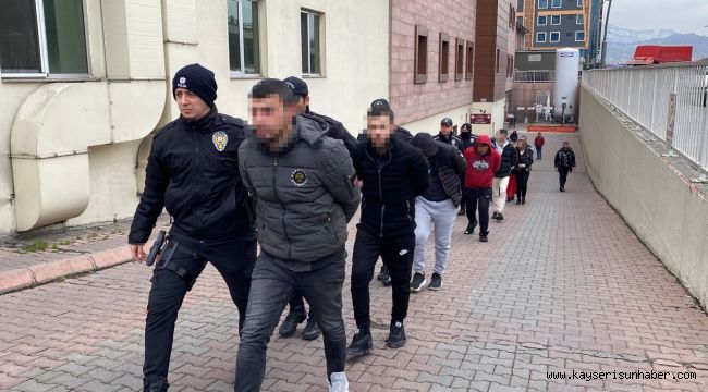 PÖH destekli operasyonda yakalanan zehir tacirleri adliyede