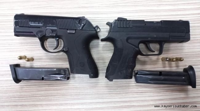 Şüphe üzerine aranan şahıslardan ruhsatsız tabanca ve uyuşturucu madde çıktı