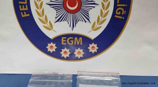 Uyuşturucudan aranan şahıs, uyuşturucu madde ile yakalandı