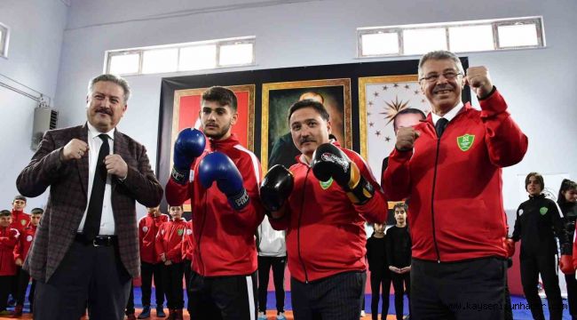 Vali Çiçek: "Spor okullarıyla gençlerimizi yalnız bırakmayacağımızın haykırışını ortaya koyuyoruz"