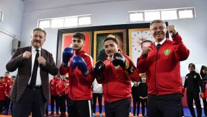 Vali Çiçek: "Spor okullarıyla gençlerimizi yalnız bırakmayacağımızın haykırışını ortaya koyuyoruz"