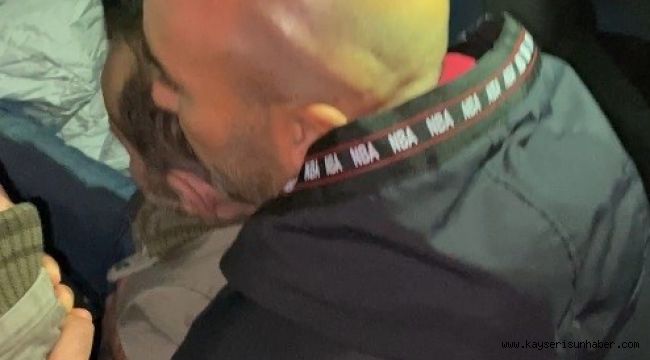 Vatandaşlar takla atan aracın şoförünü çıkarmak için seferber oldu