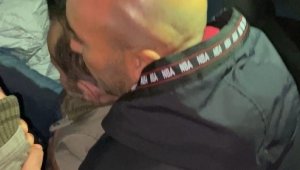 Vatandaşlar takla atan aracın şoförünü çıkarmak için seferber oldu