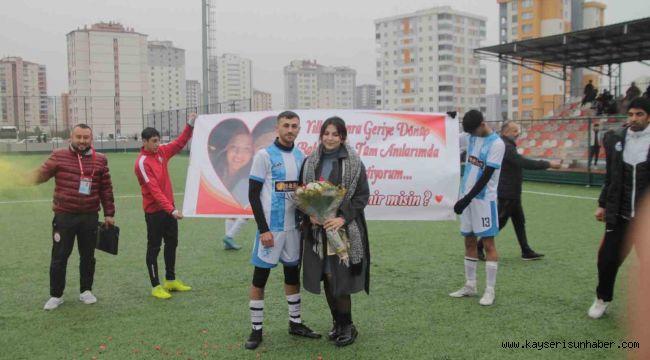 Yeşil sahada sürpriz evlilik teklifi