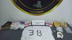 Zehir taciri uyuşturucuyu satamadan yakalandı