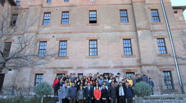 1.5 asırlık okulda eğitim kampı