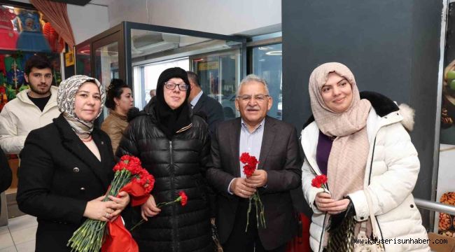 Başkan Büyükkılıç, Köşk Sosyete esnafıyla kucaklaşarak, karanfil dağıttı