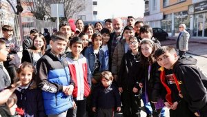 Başkan Çolakbayrakdar: "Çocuklarımızın hem yüzünü güldürüyoruz hem de geleceğe hazırlıyoruz"