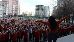 Bu okulda öğrenciler derslerine oynayarak giriyorlar