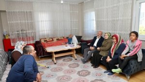 Çolakbayrakdar çifti, vatandaşları evlerinde ziyaret ediyor