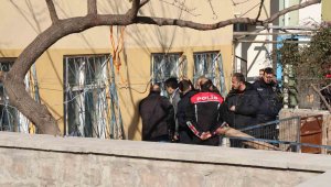 Emniyet amirinin yaklaşımı, eşini rehin alan şahsı böyle ikna etti: 